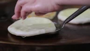 中国传统美食馅饼煎制过程视频的预览图